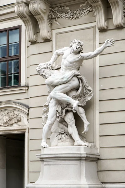 Socha Herkula boj Antaeus v Hofburgu ve Vídni — Stock fotografie