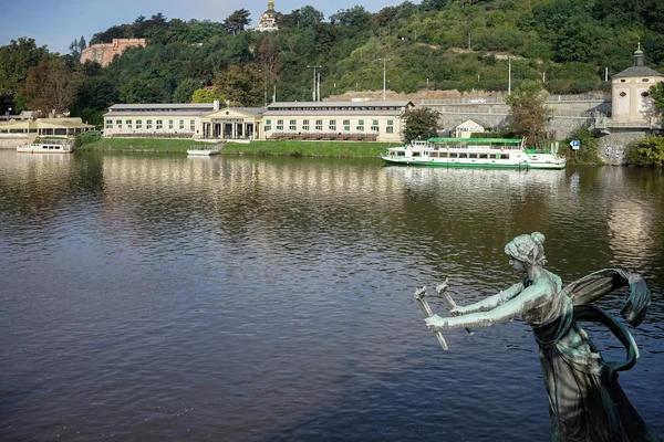 Statue of a woman with torches on the Cechuv Bridge in Prague — Stock Photo, Image