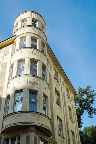 Apartamentowiec w żydowskiej dzielnicy Pragi — Zdjęcie stockowe