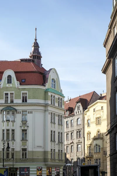 Immeubles d'appartements décorés à Prague — Photo