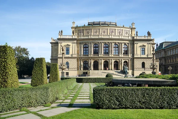 Rudolfinum Gebäude auf dem Jan Palach Platz in Prag — Stockfoto