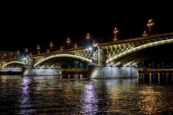 Margaretenbrücke nachts in Budapest beleuchtet — Stockfoto