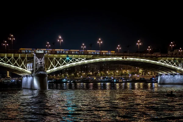 Puente Margarita iluminado por la noche en Budapest — Foto de Stock