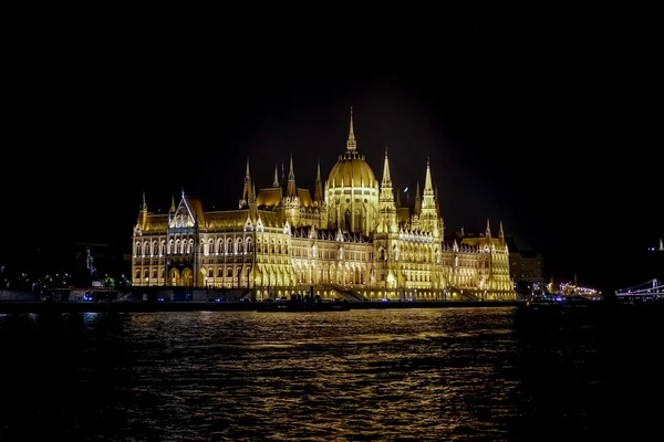 Hungarian Parliament building illumintaed at night in Budapest — Stock Photo, Image