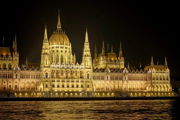 Hungarian Parliament building illumintaed at night in Budapest — Stock Photo, Image