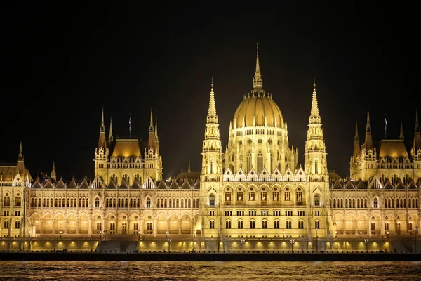 Hungarian Parliament building illumintaed at night in Budapest — Stock Photo, Image