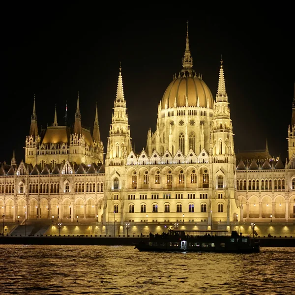Le Parlement hongrois illuminé la nuit à Budapest — Photo