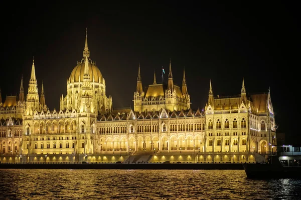 Le Parlement hongrois illuminé la nuit à Budapest — Photo