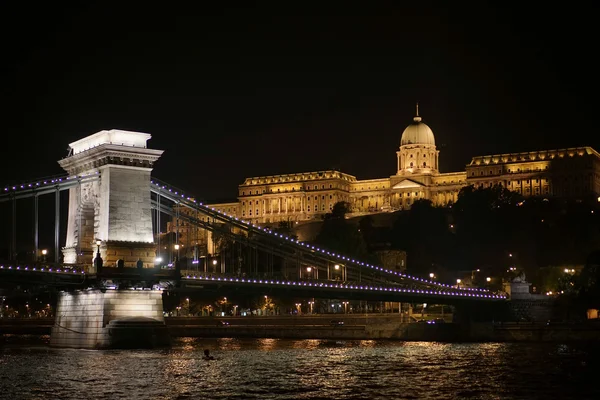 Chain Bridge illuminated at night in Budapest — Stock Photo, Image