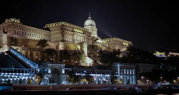 Budaslottet belysta på nigt i Budapest — Stockfoto