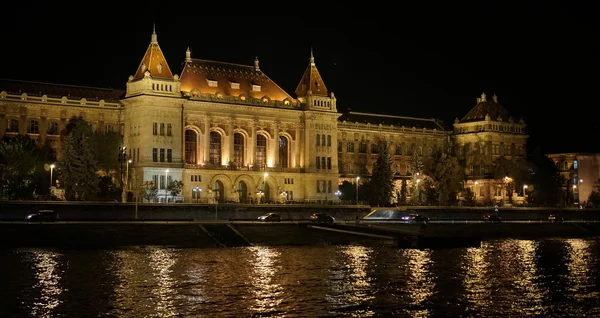 Hungarian Parliament building illumintaed at night in Budapest — Stock Photo, Image