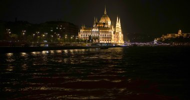 Macaristan Parlamentosu'nun illumintaed gece Budapeşte'bina.