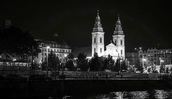 Szent Anna Templom iluminado por la noche en Budapest — Foto de Stock