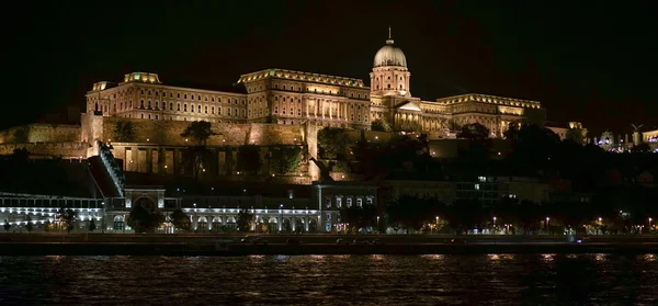 Visa upp till slottområdet i Budapest — Stockfoto