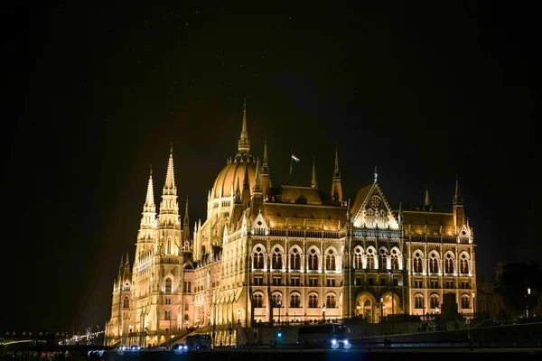 Węgierski Parlament budynku illumintaed w nocy w Budapeszcie — Zdjęcie stockowe