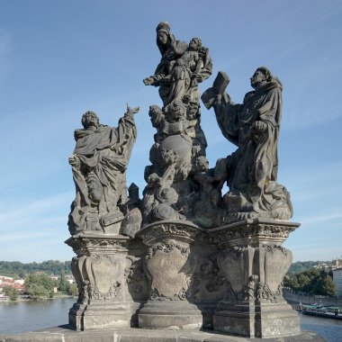 Aziz heykeli Dominic ve Thomas Prag'daki Charles Köprüsü üzerinde