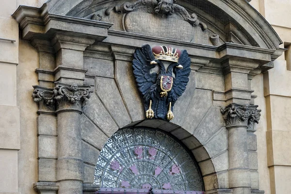 Crest of King Charles IV na entrada da Ponte Charles em Praga — Fotografia de Stock