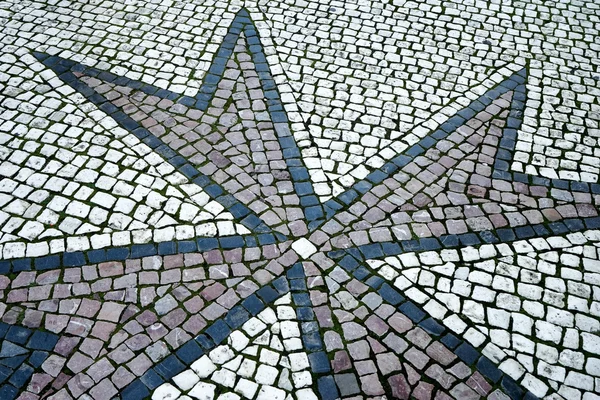 Motif dans le trottoir à l'entrée du pont Charles à Pra — Photo