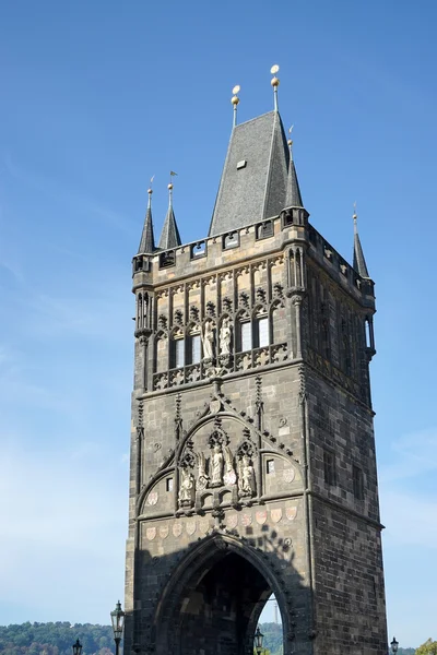 Torre de entrada al Puente de Carlos en Praga — Foto de Stock