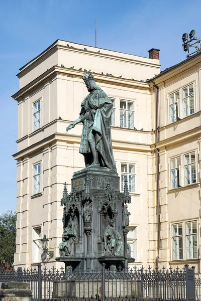 Statue von König Karl IV. am Eingang zur Karlsbrücke — Stockfoto