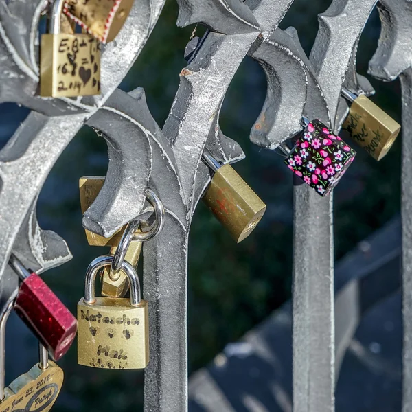 Cadenas sur les grilles du pont Charles à Prague — Photo