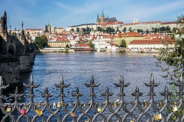 Kłódki na balustrady mostu Karola w Pradze — Zdjęcie stockowe