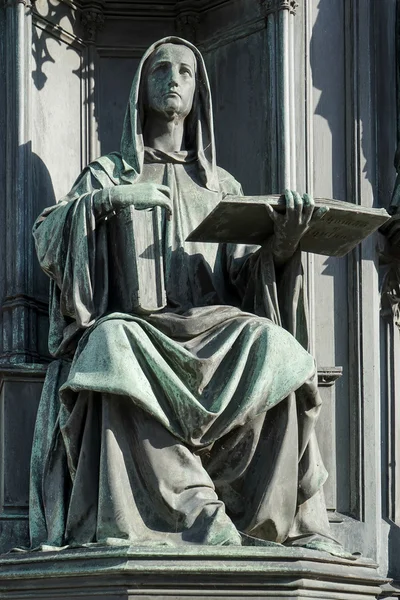 Статуя женщины, держащей книги Фомы Аквинского — стоковое фото