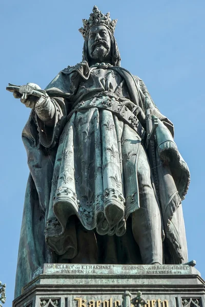 Standbeeld van koning Charles Iv bij de ingang van Charles Bridge — Stockfoto