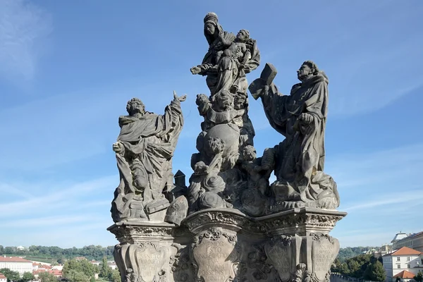 Statyn av heliga Dominic och Thomas på Karlsbron i Prag — Stockfoto