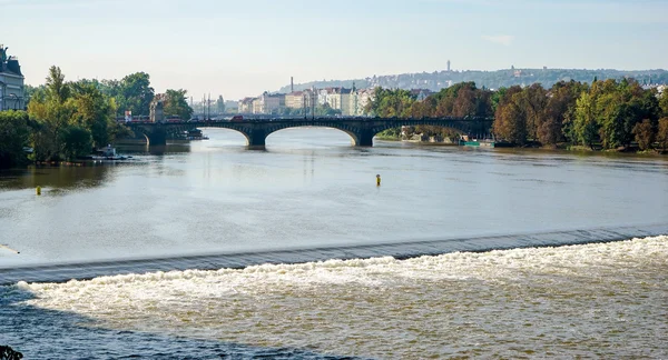 Pohled z Karlova mostu k mostu Mánes v Praze — Stock fotografie