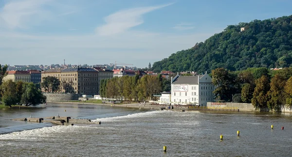 Vue du pont Charles vers le musée Kampa à Prague — Photo