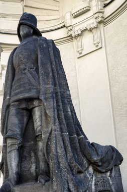 Prag şehir salonunda demir adam heykeli