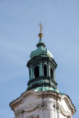Prag'da St. Nicholas Kilisesi kulelerinin