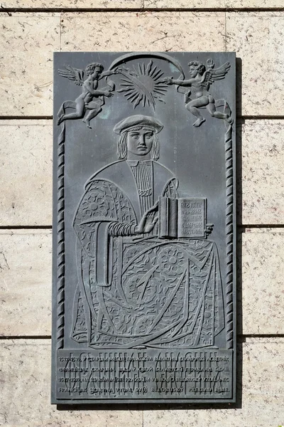 Placa metálica fuera de la Biblioteca Municipal de Praga — Foto de Stock