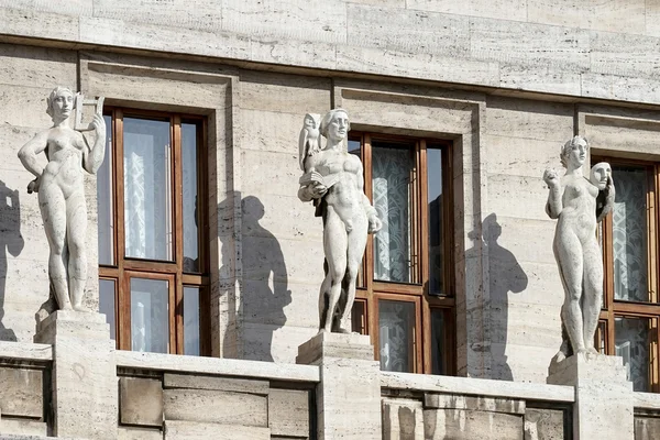 Vista das estátuas na Biblioteca Municipal de Praga — Fotografia de Stock