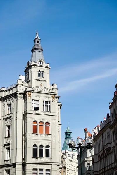 不寻常的巴洛克式风格公寓楼在布拉格 — 图库照片