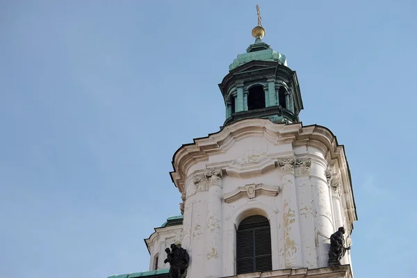 Uma das torres da Igreja de São Nicolau em Praga — Fotografia de Stock