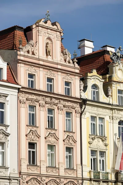 Edificio de apartamentos adornado en la Plaza de la Ciudad Vieja de Praga —  Fotos de Stock