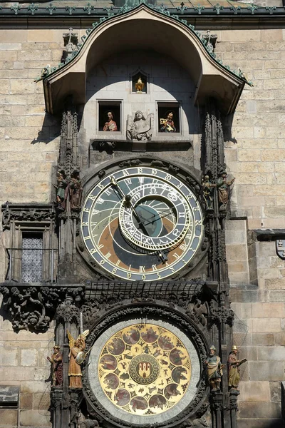 Astronomische klok in de oude stad City Hall in Praag — Stockfoto