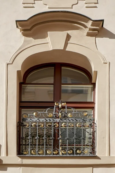 Sierlijke balkon in de buurt van Wenceslas Square in Praag — Stockfoto