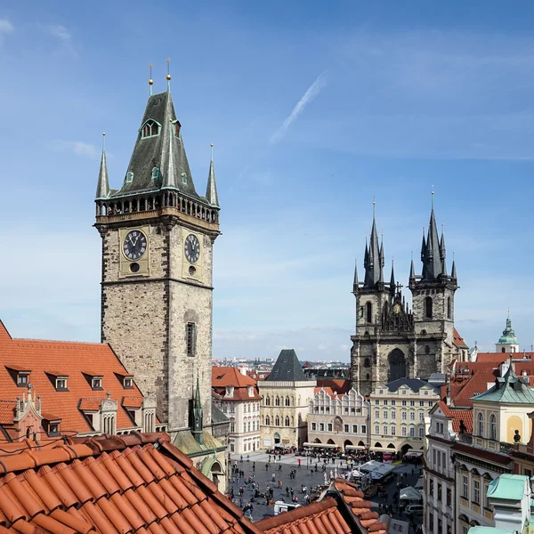Wieża ratusza starego miasta oraz kościół Matki Boskiej przed Tynem w Pradze — Zdjęcie stockowe
