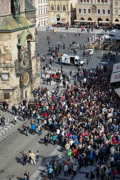 Persone in attesa dell'Orologio Astronomico a Praga — Foto Stock