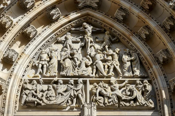 Detail of the arch above the doors of St Vitus Cathedral in Prag — Stock Photo, Image