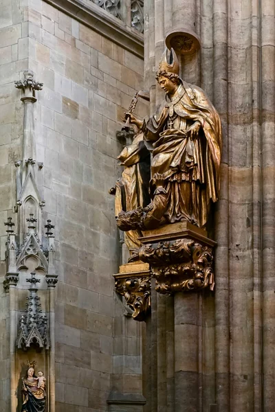 Gold statue of a bishop in St Vitus Cathedral in Prague — Stock Photo, Image