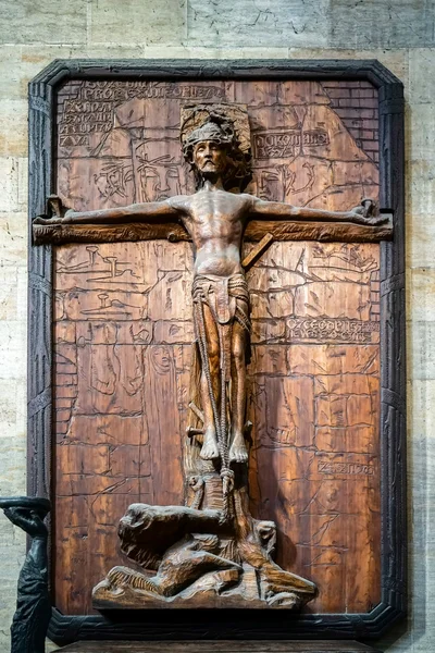 Trä statyn av Kristus korsfäst i St Vitus Cathedral Prag — Stockfoto