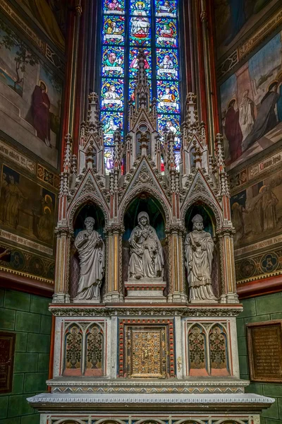 Autel de la chapelle Sainte-Anne dans la cathédrale Saint-Vitus à Prague — Photo