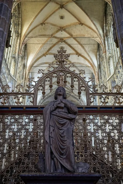 St Vitus Katedrali Prag bir kitap tutan bir kadın heykeli — Stok fotoğraf