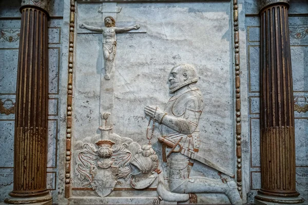 Koning bidden tot Jezus in St Vitus Cathedral in Praag — Stockfoto