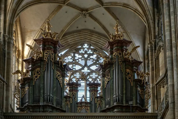 El órgano en la Catedral de San Vito en Praga — Foto de Stock