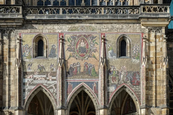 Detalle de la fachada de la Catedral de San Vito en Praga — Foto de Stock